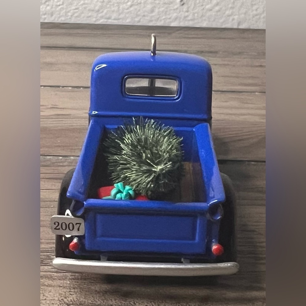 Hallmark NEW 2007 "1947 Chevrolet Pickup" Christmas Ornament 13th in Series GM - Picture 4 of 9